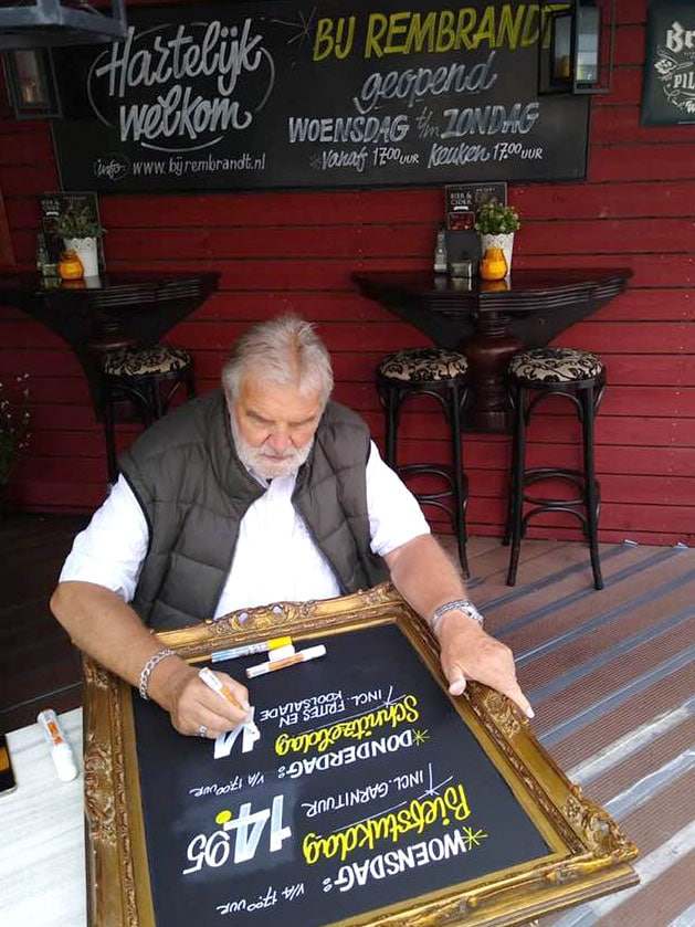 Handgeschreven krijtborden gemaakt bij restaurant Bij Rembrandt in Heerhugowaard.